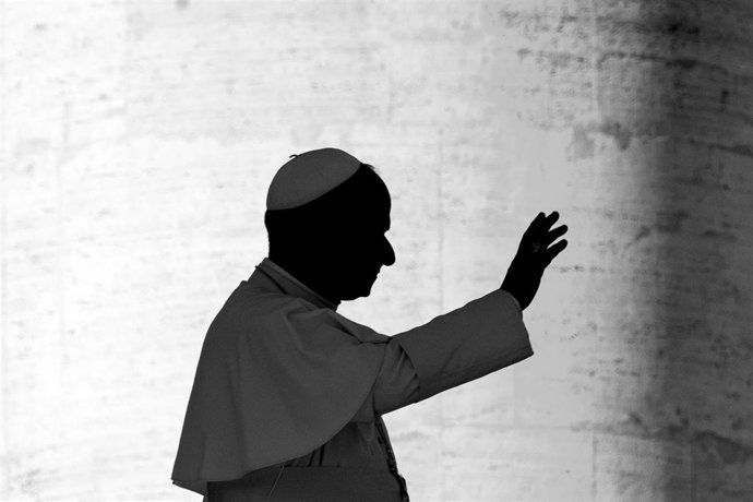 Archivo - 11 October 2025, Vatican, Vatican City: Pope Leo XIV waves during an audience with pilgrims from the Tuscany region at St. Peter's Square in the Vatican. Photo: Alessia Giuliani/IPA via ZUMA Press/dpa