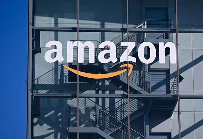 Archivo - FILED - 30 January 2026, Bavaria, Munich: The logo and lettering of online retailer Amazon can be seen on the façade of Amazon Germany's headquarters. Photo: Sven Hoppe/dpa