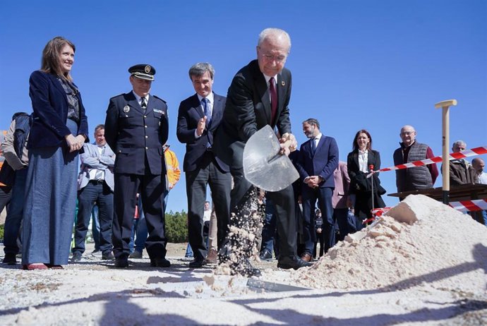 El alcalde de Málaga, Francisco de la Torre, y concejales delegados de Urbanismo, Seguridad y del distrito Teatinos-Universidad, Carmen Casero, Avelino Barrionuevo y Borja Vivas, en el inicio de obras de nueva Jefatura de la Policía Local en Teatinos