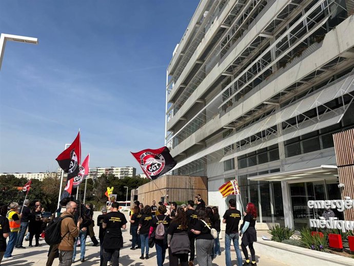 Trabajadores del servicio 061 Salut Respon protesta ante las puertas del SEM