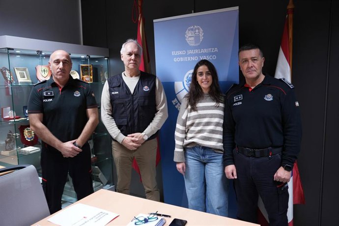 Reunión de responsables de la Ertzaintza y Save The Children en la base de la Policía Vasca en Erandio.