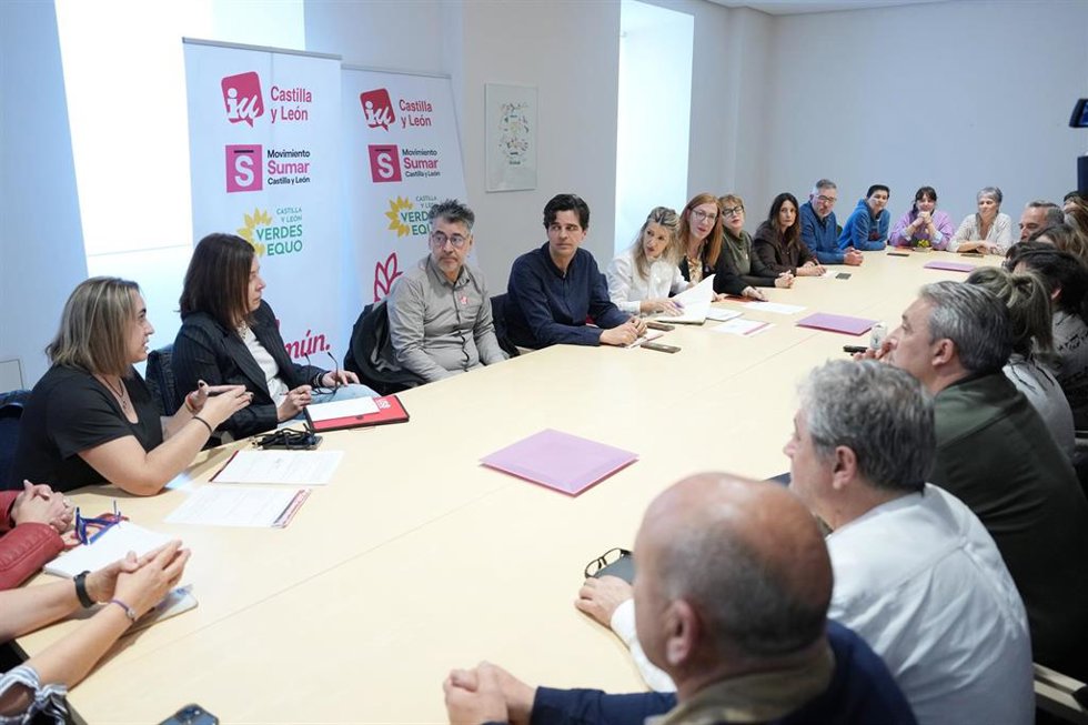 El candidato de En Común a la Presidencia de la Junta, Juan Gascón, la vicepresidenta segunda del Gobierno y ministra de Trabajo Yolanda Díaz, durante un encuentro con comités de empresas en situación de ERE o deslocalización abiertos