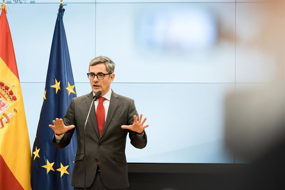El ministro de Presidencia, Justicia y Relaciones con las Cortes, Félix Bolaños, atiende a los medios de comunicación tras reunirse con la fiscal general del Estado, Teresa Peramato.