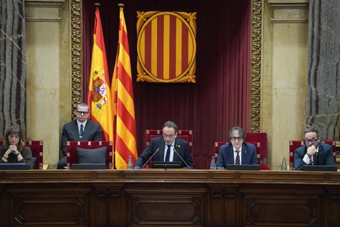 El president del Parlament, Josep Rull, i membres de la Mesa de la cambra