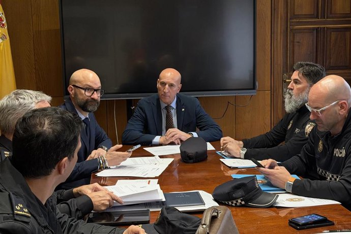 El Consistorio de San Marcelo ha acogido este miércoles la Junta Local de Seguridad con motivo de la Semana Santa, presida por el alcalde de León, José Antonio Diez, y el subdelegado de Gobierno en León, Héctor Alaiz Moretón.