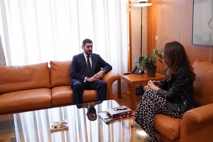 El portavoz de Vox en las Cortes de Aragón, Alejandro Nolasco, reunido con la presidenta de las Cortes de Aragón, María Navarro.