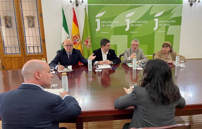 Reunión del presidente de la Diputación de Jaén, Francisco Reyes, con el secretario de Estado de Medio Ambiente del Ministerio para la Transición Ecológica y el Reto Demográfico del Gobierno de España, Hugo Morán