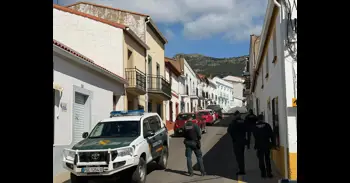 Agentes de la Guardia Civil registran la vivienda de los dos investigados por la desaparición de Francisca Cadenas