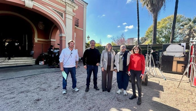 La delegada de Cultura, Angie Moreno, durante el rodaje de la miniserie de Netflix 'La edad de la inocencia'