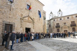 La Diputación de Cáceres recuerda a las víctimas del terrorismo con una concentración de sus trabajadores