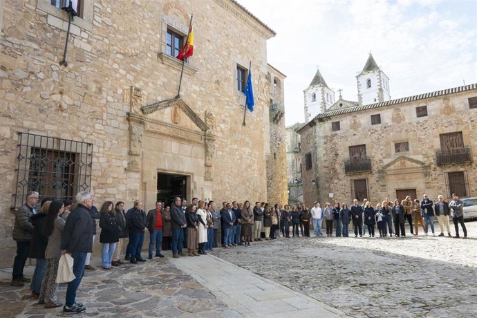 La Diputación de Cáceres recuerda a las víctimas del terrorismo con una concentración de sus trabajadores