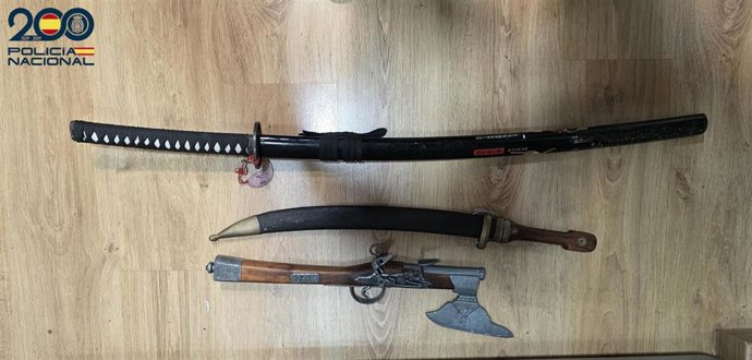 Armas encontradas en una de las estancias de la vivienda inspeccionada.
