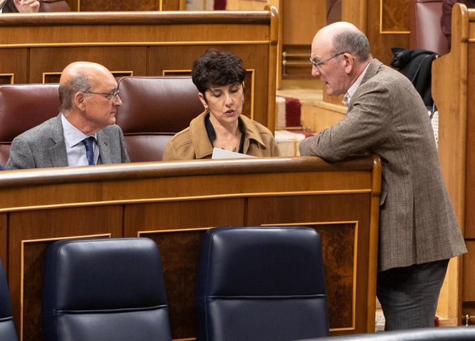 La portavoz del PNV en el Congreso, Maribel Vaquero, con los diputados Mikel Legarda (i) y Joseba Agirretxea en una sesión plenaria 