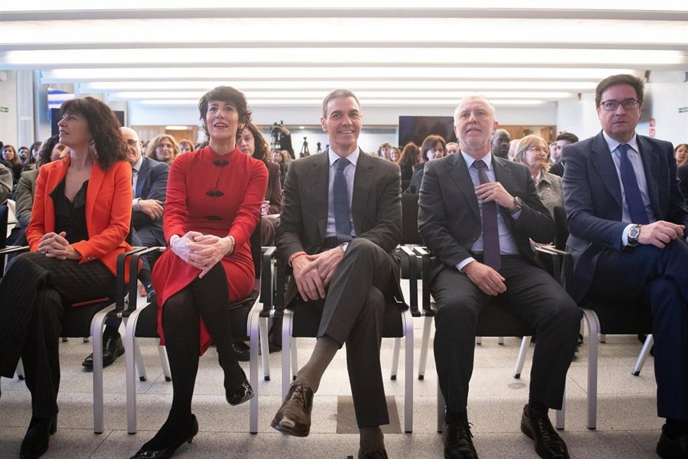 El presidente del Gobierno, Pedro Sánchez (c), la ministra de Igualdad, Ana Redondo (i), la ministra de Inclusión Elma Saiz (2i), el ministro de Política Territorial Ángel Víctor Torres (2d), y el ministro para la Transformación Digital Óscar López (d)