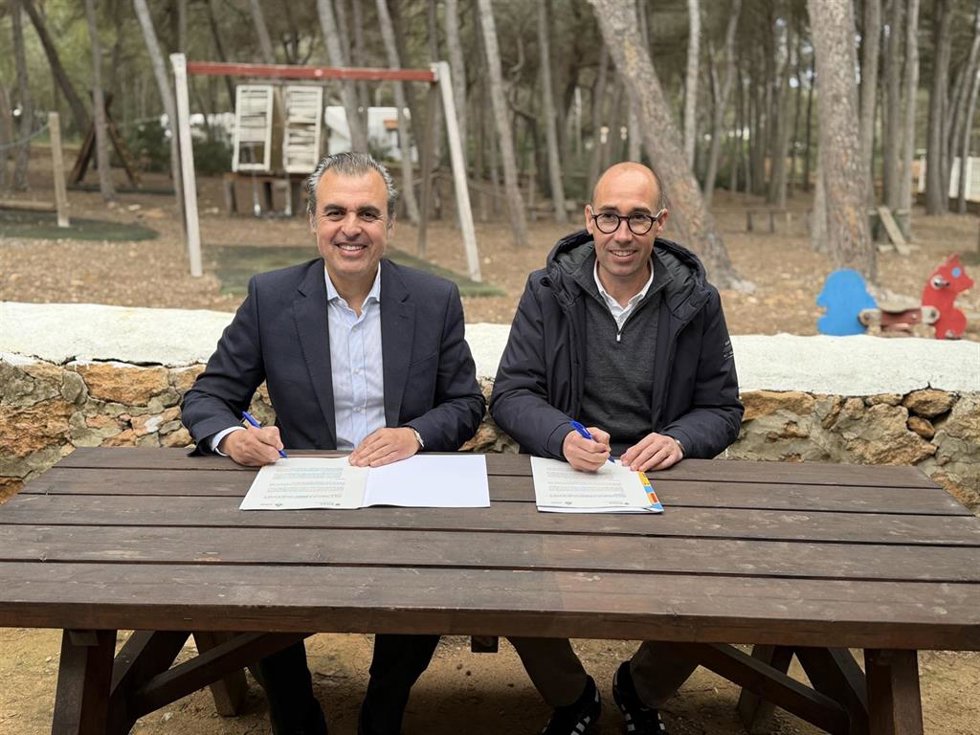 Firma de un convenio entre el conseller de Educación, Antoni Vera, y el presidente del Consell de Formentera, Óscar Portas