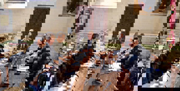 Reunión del alcalde de Sevilla, José Luis Sanz, con el comité de empresa del Ayuntamiento