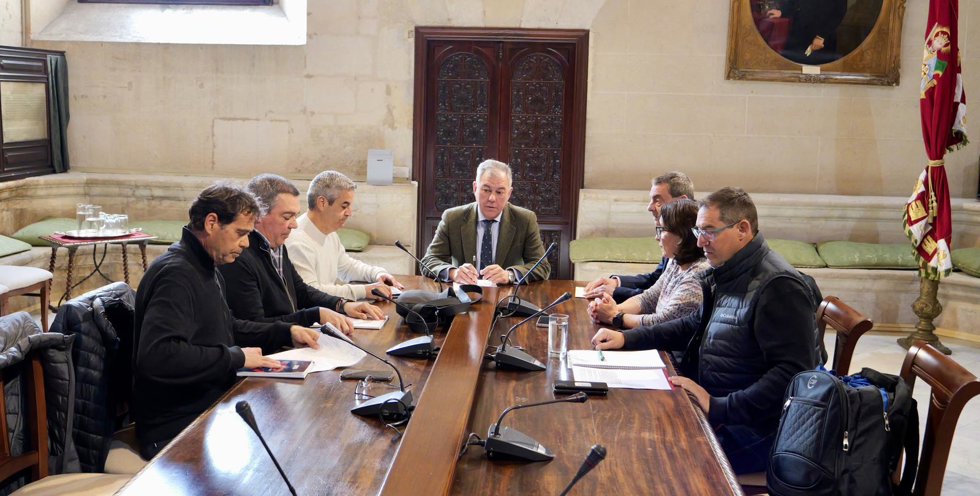 Reunión del alcalde de Sevilla, José Luis Sanz, con el comité de empresa del Ayuntamiento
