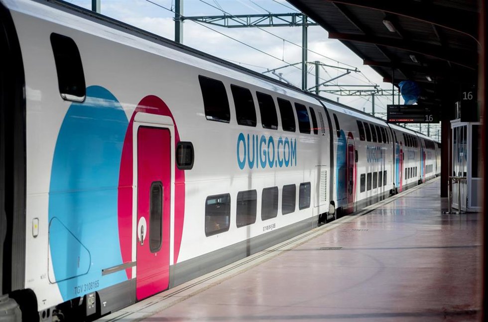 Archivo - Un tren en el andén durante la inauguración de la línea de Ouigo entre Madrid, Albacete y Alicante, en la Estación de Madrid-Chamartín-Clara Campoamor, a 27 de abril de 2023, en Madrid (España). 