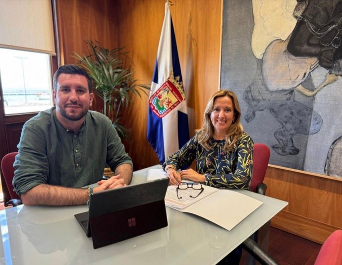 El consejero de Juventud del Cabildo de Tenerife, Serafín Mesa, y la presidenta, Rosa Dávila