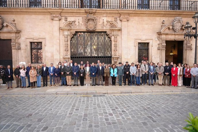 Minuto de silencio guardado en la plaza de Cort con motivo del Día Europeo en Memoria de las Víctimas del Terrorismo.