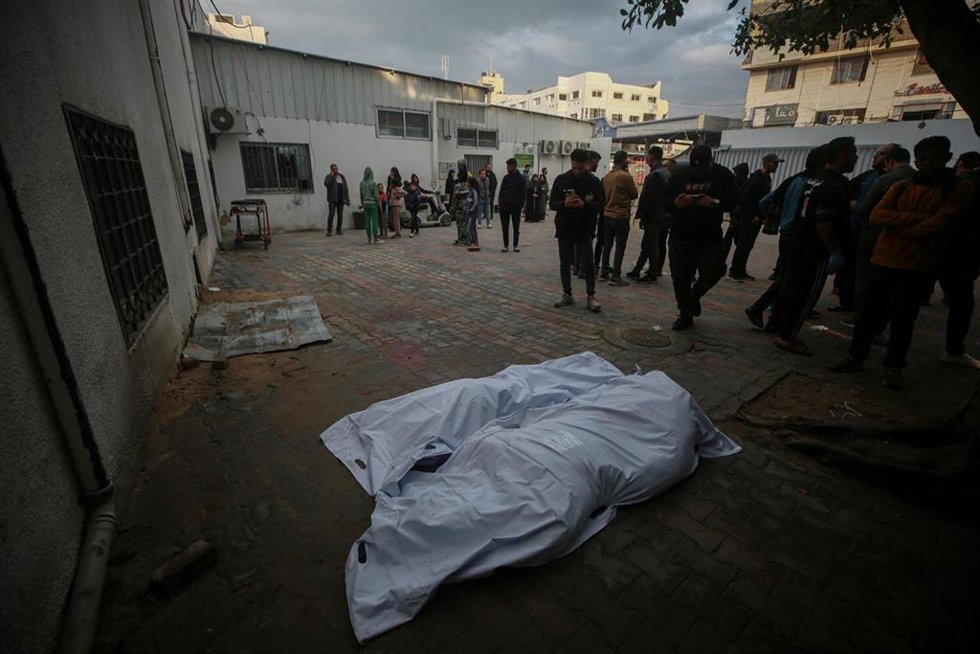 Archivo - Palestinos junto a los cadáveres de varias personas tras un bombardeo ejecutado en diciembre de 2025 por el Ejército de Israel contra la Franja de Gaza, a pesar del alto el fuego en vigor desde octubre de ese año tras un acuerdo con Hamás (arc