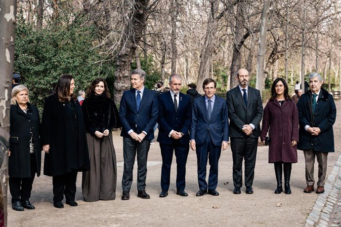 La presidenta de la Comunidad de Madrid, Isabel Díaz Ayuso (3i), el alcalde de Madrid, José Luis Martínez Almeida (4d), la presidenta de la Asociación Víctimas del Terrorismo, Maite Araluce (2i), y el presidente del PP, Alberto Núñez Feijóo (4i), asisten 