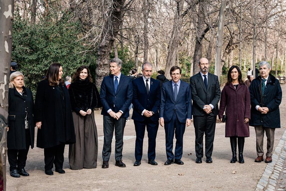 La presidenta de la Comunidad de Madrid, Isabel Díaz Ayuso (3i), el alcalde de Madrid, José Luis Martínez Almeida (4d), la presidenta de la Asociación Víctimas del Terrorismo, Maite Araluce (2i), y el presidente del PP, Alberto Núñez Feijóo (4i), asiste