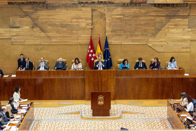Archivo - Vista general de la mesa de la Asamblea de Madrid durante una sesión plenaria en la Asamblea de Madrid, a 11 de diciembre de 2025, en Madrid (España).