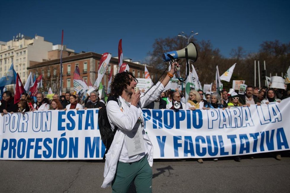 Manifestantes portan pancarta con lema 'Por un estatuto propio para la profesión médica y facultativa' durante la manifestación contra el Estatuto Marco del Ministerio de Sanidad