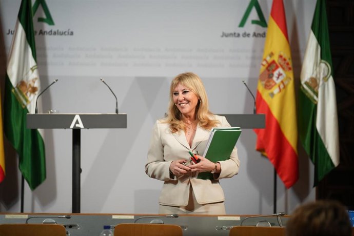 La consejera de Economía, Hacienda, Fondos Europeos y Diálogo Social de la Junta de Andalucía y portavoz del Gobierno, Carolina España, tras finalizar la rueda de prensa posterior a la reunión semanal del Consejo de Gobierno Andaluz. 