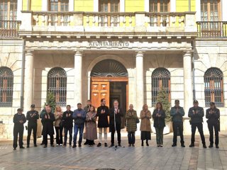 Representantes políticos, sociales y de los cuerpos y fuerzas de seguridad han guardado un minuto de silencio en la puerta del Ayuntamiento de Teruel hoy 11 de marzo cuando se cumplen 22 años de los atentados del 11 M en Madrid