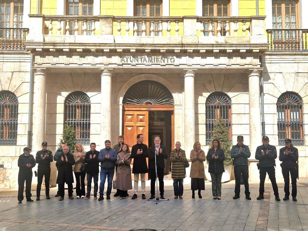 Representantes políticos, sociales y de los cuerpos y fuerzas de seguridad han guardado un minuto de silencio en la puerta del Ayuntamiento de Teruel hoy 11 de marzo cuando se cumplen 22 años de los atentados del 11 M en Madrid