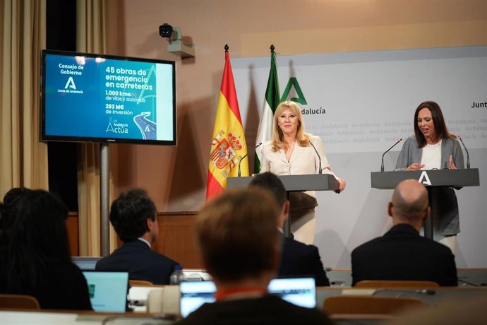La consejera de Economía, Hacienda, Fondos Europeos y Diálogo Social de la Junta de Andalucía y portavoz del Gobierno, Carolina España (i) junto a la consejera de Fomento, Articulación del Territorio y Vivienda, Rocío Díaz (d), durante la rueda de prensa 