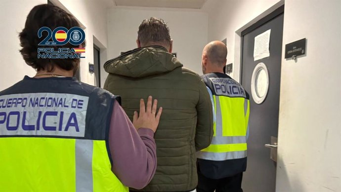 Detenido siendo custodiado en Jerez por agentes de la Policía Nacional y acusado de llevar a cabo estafas en todo el país