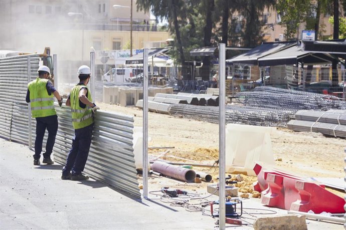 Archivo - Dos obreros colocan una pieza metálica del cajón de obra durante las obras de ampliación del metrocentro de San Bernardo a Santa Justa en el barrio de Nervión, a 29 de julio de 2022 en Sevilla (Andalucía, España)
