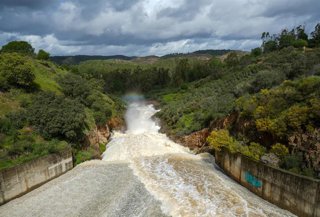 Archivo - Imagen de la presa del Corumbel desaguando en marzo de 2025.