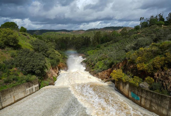 Archivo - Imagen de la presa del Corumbel desaguando en marzo de 2025.