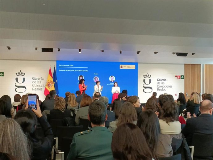 Las ministras de Igualdad, Ana Redondo, y de Juventud e Infancia, Sira Rego, en el I Foro contra el Odio.