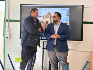 El delegado territorial de Desarrollo Educativo y FP de la Junta en Almería, Francisco Alonso, conversa con el alcalde de Zurgena, Domingo Trabalón, durante su visita a uno de los colegios del municipio.