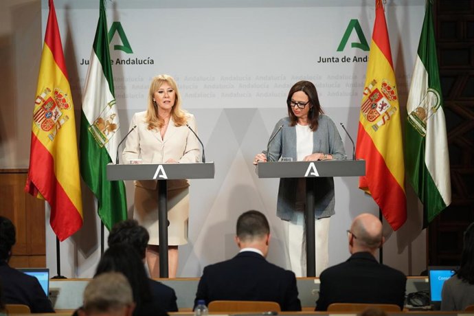La consejera de Economía, Hacienda, Fondos Europeos y Diálogo Social y portavoz del Gobierno, Carolina España junto a la consejera de Fomento, Articulación del Territorio y Vivienda, Rocío Díaz, durante rueda de prensa.