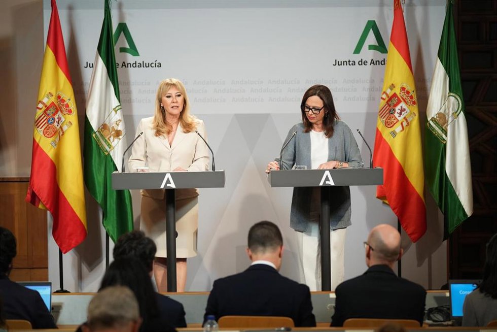 La consejera de Economía, Hacienda, Fondos Europeos y Diálogo Social de la Junta de Andalucía y portavoz del Gobierno, Carolina España (i) junto a la consejera de Fomento, Articulación del Territorio y Vivienda, Rocío Díaz (d), durante la rueda de prens