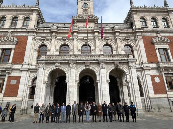 Minuto de silencio ante el Ayuntamiento de Valladolid en recuerdo de los atentados del 11 de marzo de 2004.