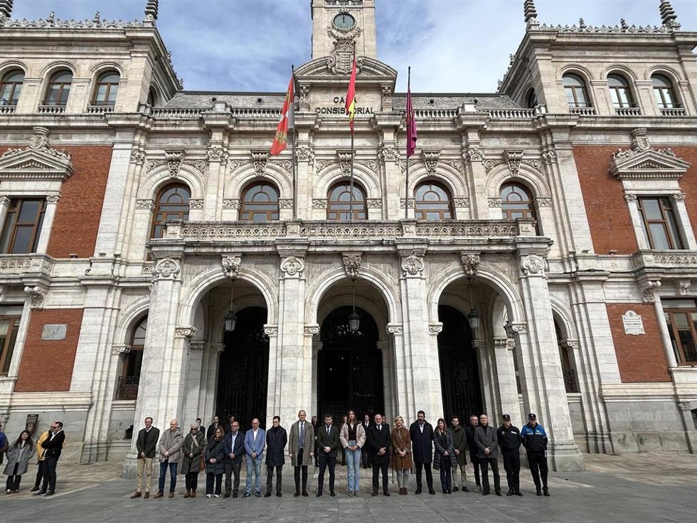 Minuto de silencio ante el Ayuntamiento de Valladolid en recuerdo de los atentados del 11 de marzo de 2004.