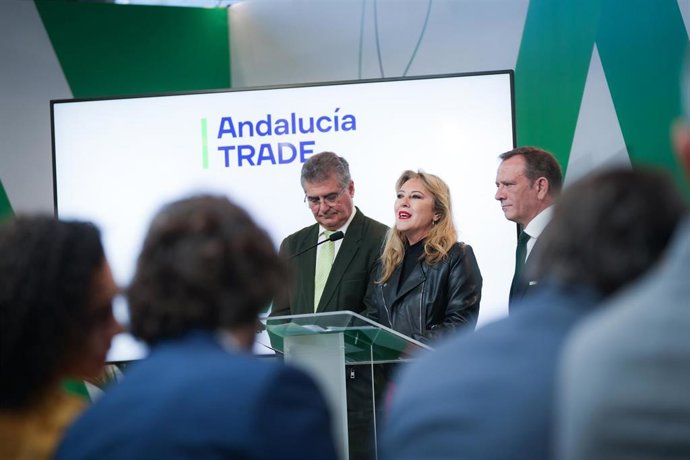 Imagen de archivo de la consejera de Economía, Hacienda, Fondos Europeos y Diálogo Social y portavoz de la Junta de Andalucía, Carolina España, informando desde el atril dentro del acto inaugural de la 'Transfiere 2026'.
