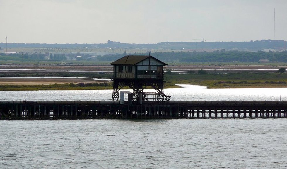 Archivo - Panorámica del Muelle de Tharsis, en el corazón de la Ría de Huelva, visto desde la orilla de la capital onubense (imagen de archivo). 