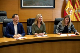 La portavoz del PSOE en las Cortes de Aragón, Pilar Alegría, junto a Jesús Morales y María Ariño.