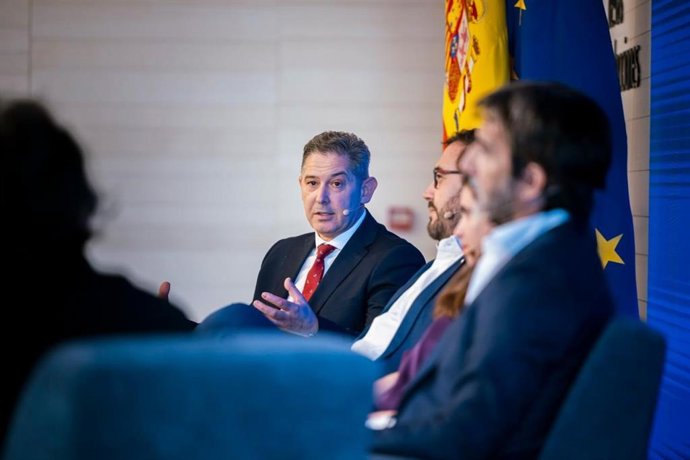 El director de OBERAXE, Tomás Fernández, junto a responsables de plataformas tecnológicas en el I Foro contra el Odio.