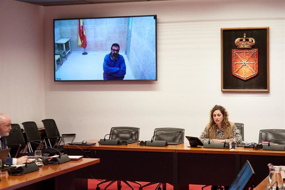La presidenta de la comisión, Irati Jiménez (d), durante la comparecencia del ex asesor Koldo García ante la Comisión de Investigación sobre adjudicaciones públicas, en el Parlamento de Navarra, a 11 de marzo de 2026, en Pamplona, Navarra (España). Kold