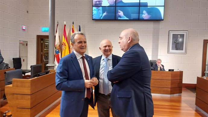 El presidente de la Diputación Provincial de Zaragoza (DPZ), Juan Antonio Sánchez Quero, conversa con los diputados del PSOE Francisco Compés y Alfredo Zaldívar, antes del Pleno de la institución.