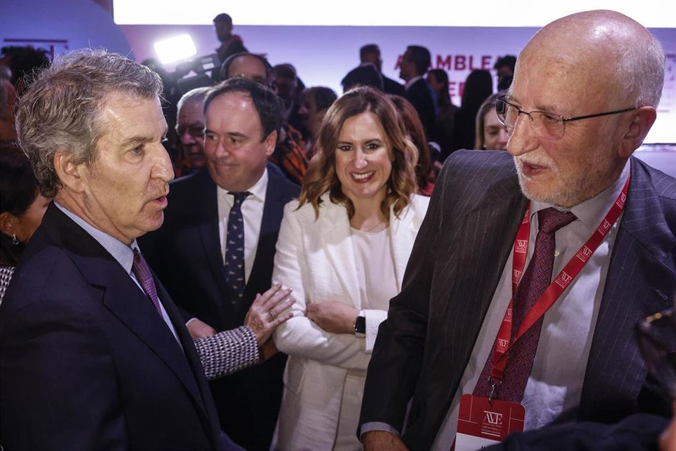 (I-D) El presidente del Partido Popular, Alberto Núñez Feijóo; el presidente de la Generalitat valenciana, Juanfran Pérez Llorca; la alcaldesa de Valencia, María José Catalá, y el presidente ejecutivo de Mercadona, Juan Roig, durante la Asamblea General